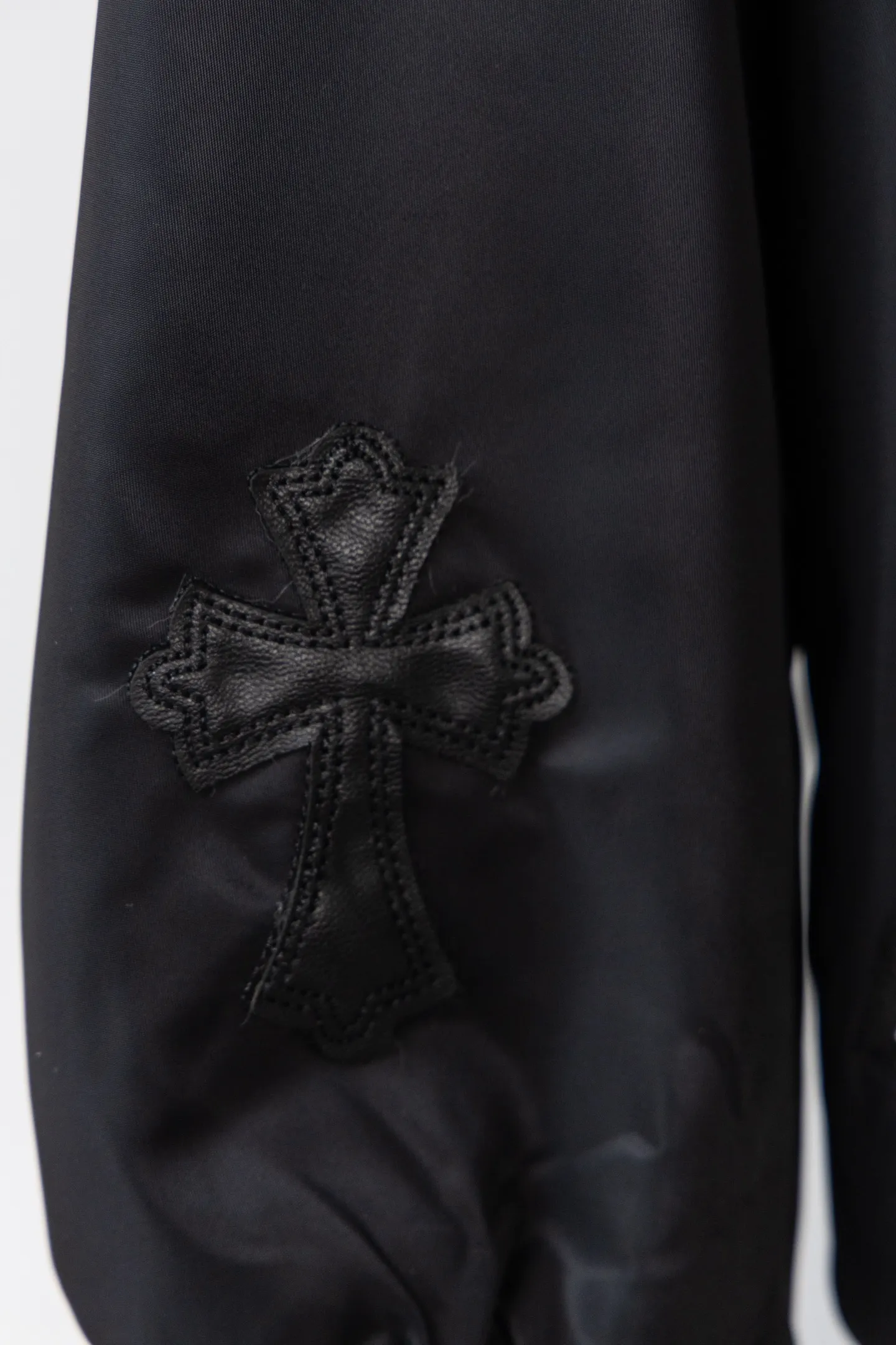 P410 Style No.: S045 This is a velvet baseball jacket from **Chrome Hearts**. It is a representative item of the brand that combines dark pioneer style with American street culture. It is also a trendy item that combines personality and warmth in autumn and winter. Design Highlights Iconic Elements: The brand’s classic cross leather embroidery is embellished throughout the body, paired with metallic hardware decorations (such as zipper pullers and hang tags). It combines Gothic religious symbols with heavy metal style, which is highly recognizable and is an intuitive embodiment of Crow Heart’s “dark luxury” tone.  Style and structure: It adopts the classic baseball uniform style, with a stand-up collar design and a two-way zipper, which is neat and stylish; the zipper pockets on the sleeves and the diagonal pockets on the body not only enhance the street feel, but are also practical.  Material splicing: The outer layer is made of high-density windproof fabric, and the inner layer is filled with velvet material, which has excellent thermal insulation performance; the threaded design of the collar and cuffs improves the overall crispness and wearing comfort. Craftsmanship and Quality: The cross is veneered using imported leather + hand-embroidered craftsmanship, with fine stitching and strong three-dimensional effect; the metal hardware has been distressed to give it a vintage and distressed texture, and the details reflect the brand's strict requirements for craftsmanship.  The velvet inner liner is evenly and fully filled, and the splicing process with the outer fabric is rigorous. It is not easy to deform after long-term wear, and has excellent warmth retention and durability. Style and Outfit This jacket is based on dark street style, and its black main tone is versatile and high-end. It can be paired with ripped jeans and Martin boots to create a cool street style in daily life; it can also be worn with a turtleneck sweater and a long coat on the outside. It can be layered to create layers, making it easily suitable for niche trendsetters, rock enthusiasts and other diverse style groups. It is an eye-catching item in the autumn and winter wardrobe that shows individuality. Size: s-XL Color: Black
